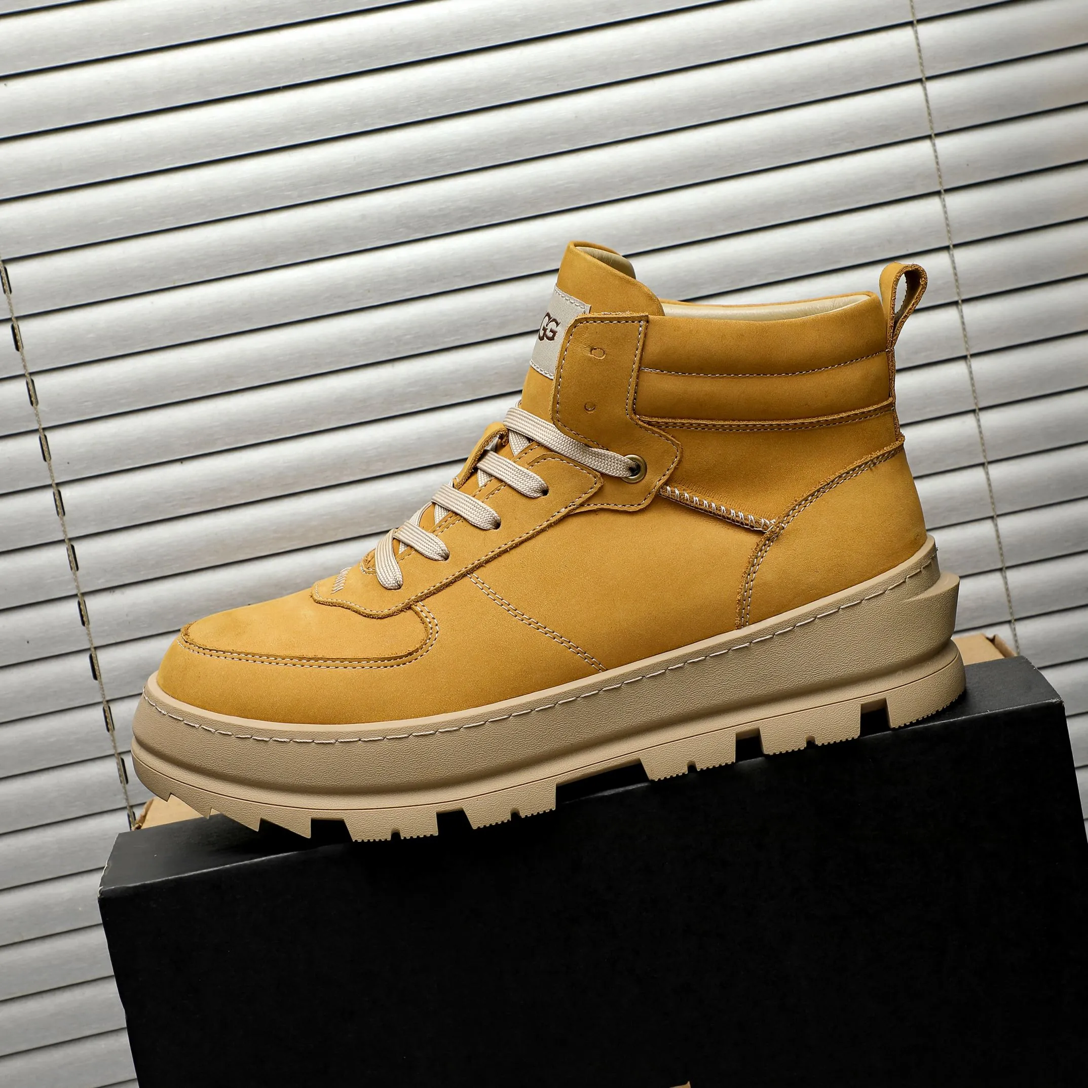 P620 Product trademark: "UGG" Gaobang men's shoes Regular size: 39-44 Product materials: Selected nubuck leather upper, wool lining, original outsole